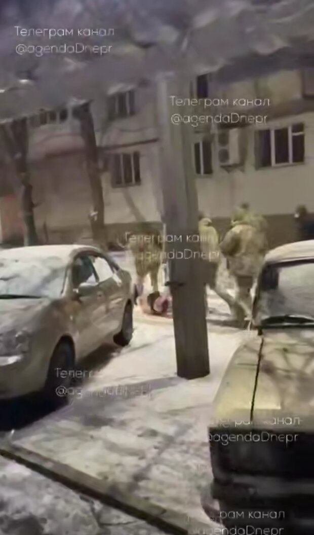 ТЦК тягнуть погуглого чоловіка в бусик