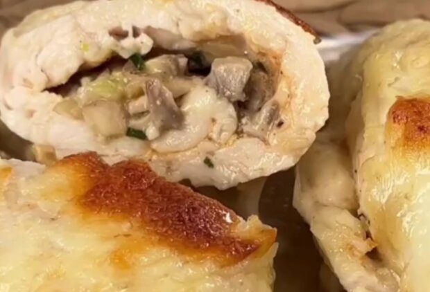 Курячі рулетики з грибами та сиром, кадр з відео