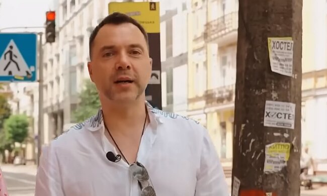 В ГУР спростували фейк про виїзд Арестовича: жодних документів не надавали