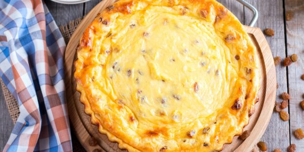 Вся родина буде в захваті: рецепт швидкого пирога з сиром із листкового тіста