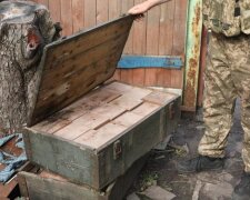 Для своей же могилы: военные РФ украли в Украине плитку, но домой не доехали. Фото