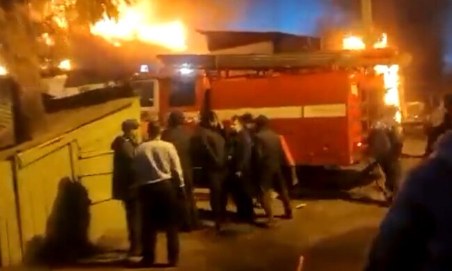 У Росії впав черговий бойовий літак просто на житлові будинки. Відео падіння та пожежі