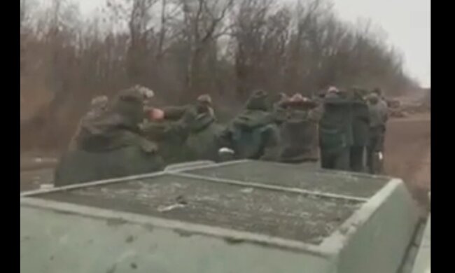 "Зупиніть це": російські військові масово здаються в полон і повстають проти Путіна