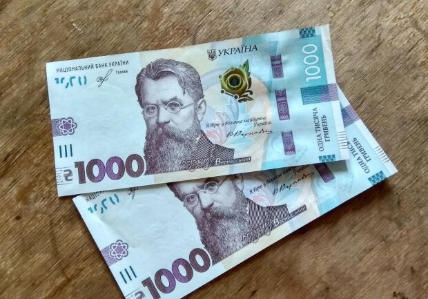Украинцам массово подсовывают фальшивые купюры с большим номиналом
