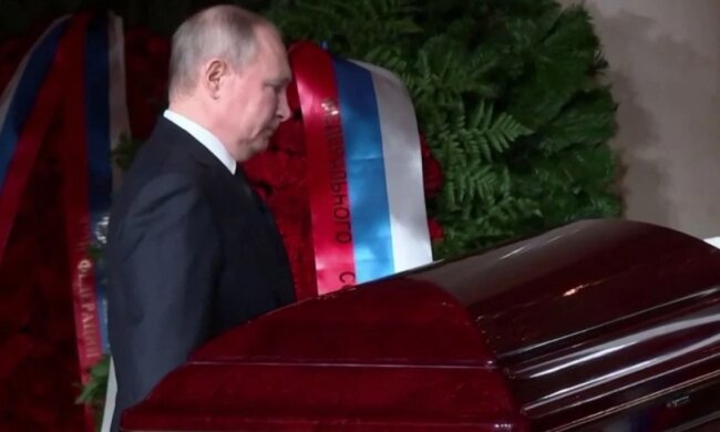 Владимир Путин у гроба, фото: youtube.com