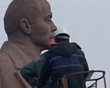 "Русский мир" прийшов: росіяни везуть в Україну пам'ятники Леніну. Це шизофренія