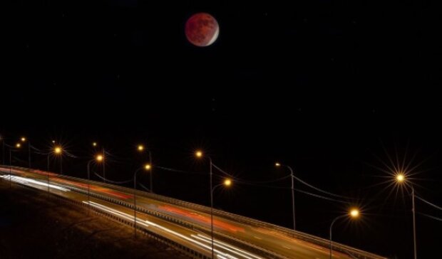Місячне затемнення 19 листопада. Жителі Землі фіксували унікальне явище, яке увійде в історію. Фото