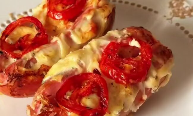 Сардельки у вершково-часниковому соусі, кадр з відео