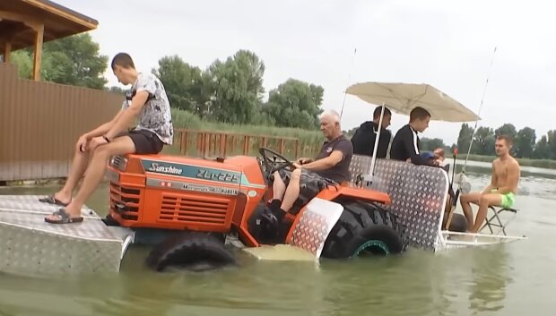 Для душі та городу: українець створив трактор для риболовлі та для посадки картоплі