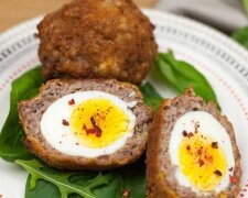 Вы будете в восторге от такой закуски: рецепт яиц по-шотландски, которые готовятся в мясном фарше