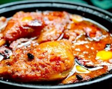 Чарівний запах і неймовірний смак: рецепт курячих ніжок, запечених в пиві із сливою