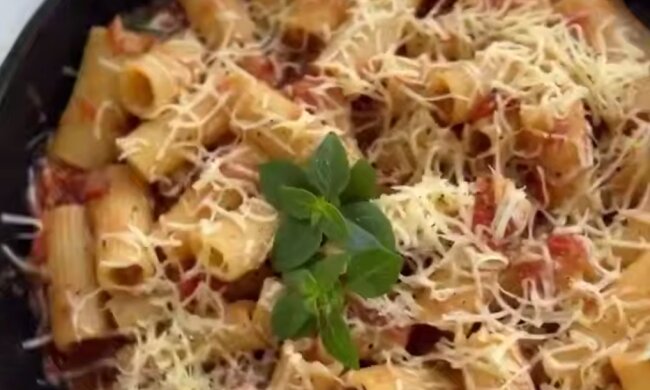 Паста с тунцом и помидорами, кадр из видео