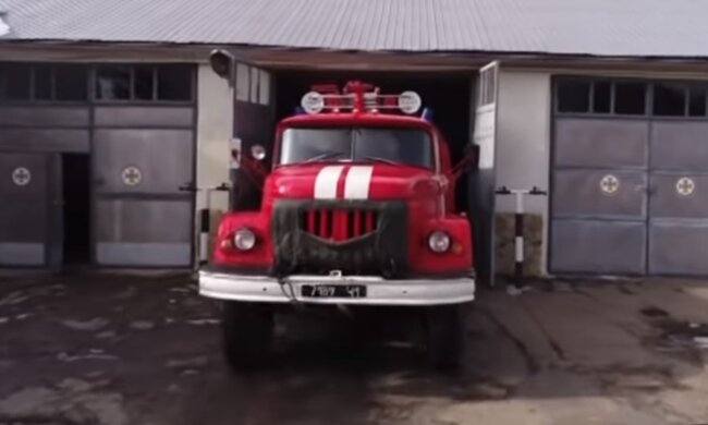 Стовби чорного диму. В Одеській області у порту спалахнула масштабна пожежа. Відео