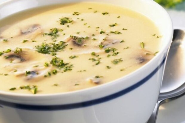 Крем-суп з білими грибами з вершками, цибулею та молодою картоплею, фото: youtube.com