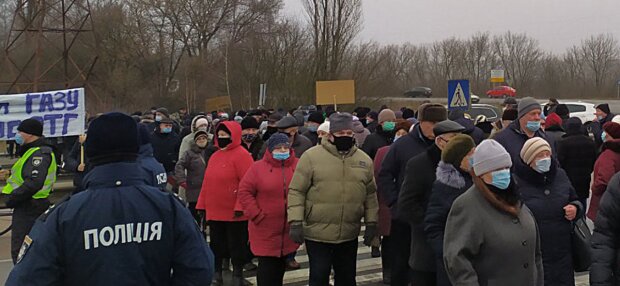 Началось: украинцы массово перекрывают дороги. Проехать невозможно