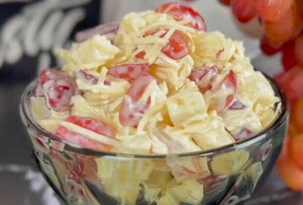 Салат з виноградом, кадр з відео