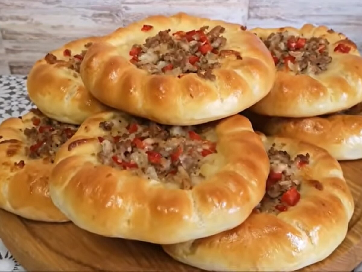 Видео-рецепт пирожков с мясом в духовке из дрожжевого теста