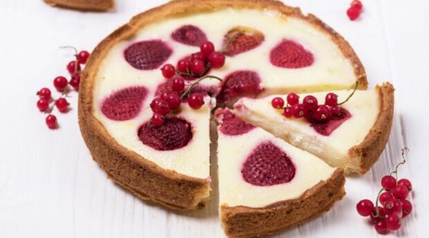 "Дамские шалости": как приготовить нежный пирог с домашним творогом и ягодами. Рецепт