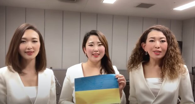 "Ми з вами!": у Японії запустили потяг на підтримку України жовто-синього кольору із посланням на кожному вагоні. Фото