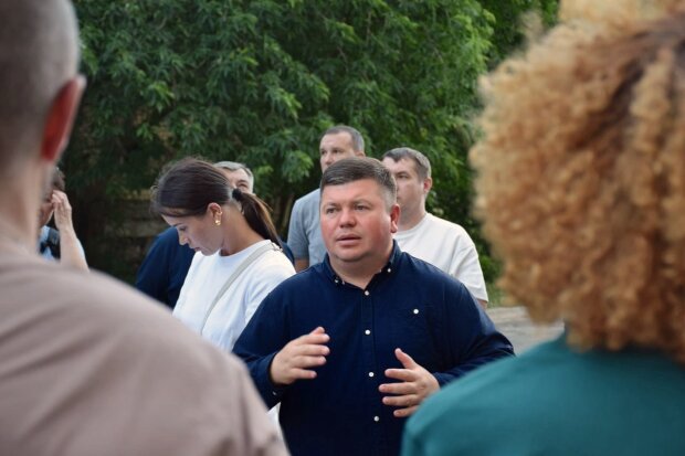 «Ви не самі»: голова Подільської РДА Наконечний приїхав до людей, чий будинок атакував ворожий дрон