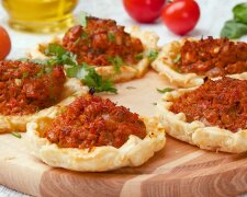 Рецепт вкуснейших и сочных открытых пирожков с мясом. Фото: YouTube