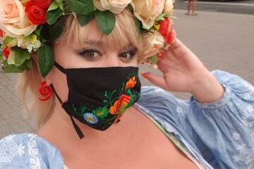 Украинка с 13-м размером бюста зажгла со своей подружкой прямо перед камерами: устроили грязные танцы