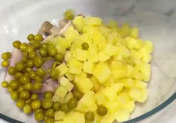 Салат с селедкой и картофелем, кадр с видео