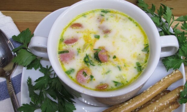 Сирний суп із копченими ковбасками, фото: youtube.com