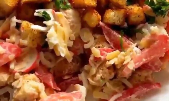 Салат с крабовыми палочками и гренками, кадр с видео