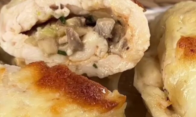 Курячі рулетики з грибами та сиром, кадр з відео
