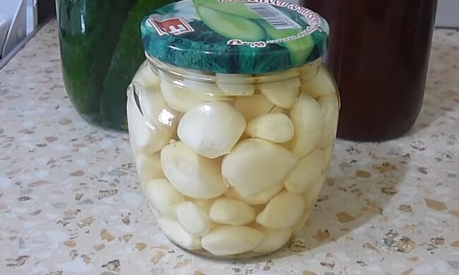 Зимой вы будете наслаждаться им под сало и картошку: рецепт маринованного чеснока зубчиками