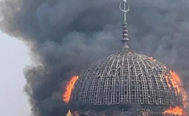 Це поганий знак: у найвідомішій на весь світ мечеті сталася пожежа і впав величезний купол. Відео