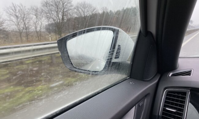 Ніколи не складайте дзеркала на парковці: ось що може статися через цю помилку