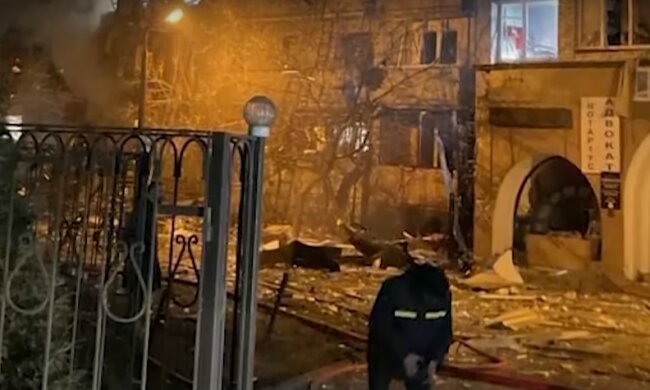 Россияне лупят по жилым многоэтажкам: видео ада в Киеве