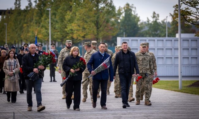 Святий обов'язок живих: на меморіалі відбулося зворушливе прощання з полеглими захисниками