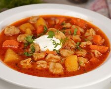 Закуска "два в одном": рецепт аппетитного томатного супа с пельменями