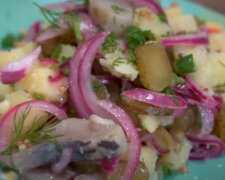 Адже даремно ви таке не готували: рецепт картопляного салату з оселедцем та солоними огірками