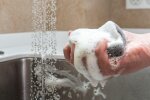 Вы удивитесь сэкономленным деньгам: как вымыть губку от жира и грязи, чтобы снова не покупать новую