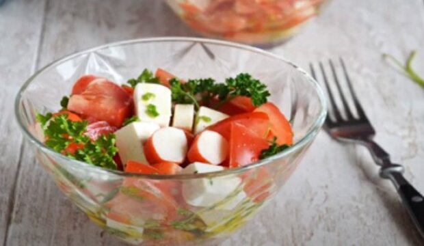 Приготування салату, фото: youtube.com