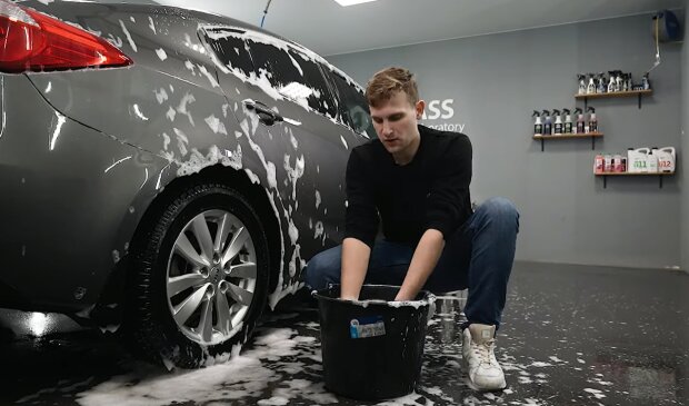 Миття авто. Фото: YouTube