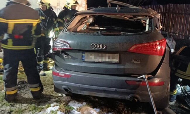 Осталась только задняя часть: под Львовом машина на полном ходу влетела в частный дом. Не стало четверых людей