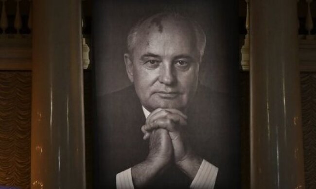 Просит место в гробу: друг Путина лично приехал на прощание с Горбачевым. Фото