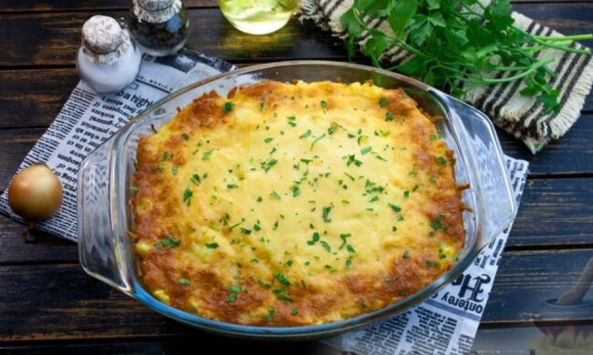 Просто і дуже ситно: рецепт запіканки з картопляного пюре, фаршу та квашеної капусти