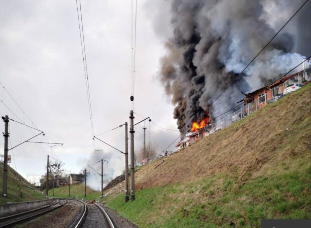 Ракетний обстріл Львова: є загиблі, в місті почалися пожежі. Подробиці