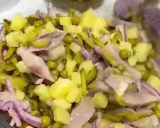Салат с селедкой и картофелем, кадр с видео