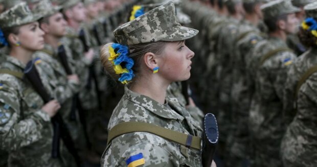 Все зміниться із 1 жовтня: українських жінок ставлять на військовий облік. Кого не випустять із України