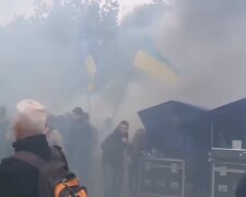 Киев весь в дыму: люди вышли на улицу с дымовыми шашками, плакатами и желанием все изменить. Грядут большие перемены