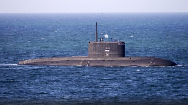 Дуже підозріло: біля берегів Франції сплив російський підводний човен і далі пішов у надводному положенні