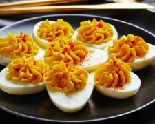 Ви точно будете здивовані цій апетитній страві: рецепт яєць, фаршированих по-грецьки