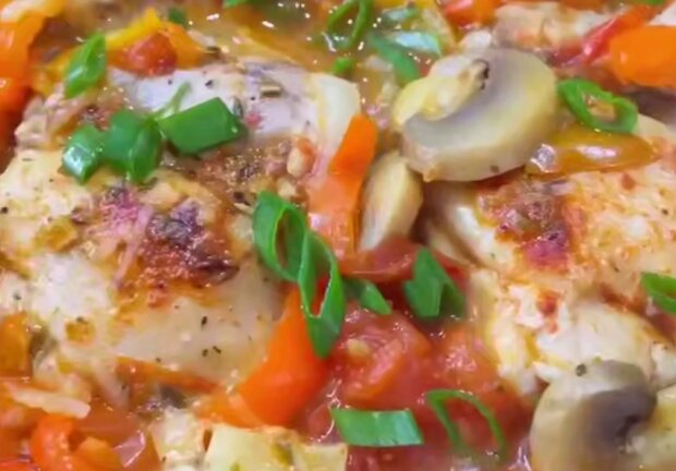 Куриные бедра с овощами, кадр из видео